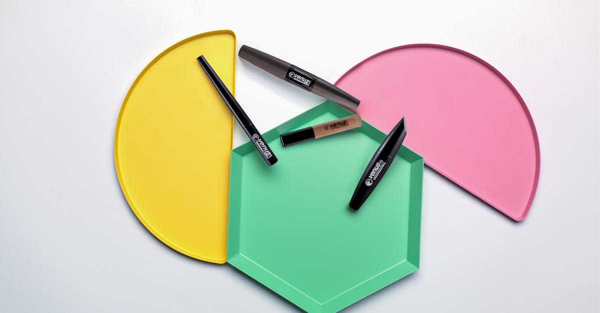 Cyber Sigilism & Retro-Futuristic Liner: The 2026 Graphic Eye Trend