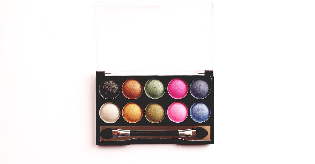 Best Eyeshadow Colors for Blue and Green Eyes: Shades That Make Them Shine