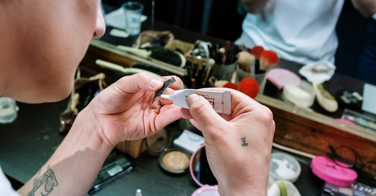 How to Make Eyeshadow Primer Work on Oily Lids: Tips That Actually Last